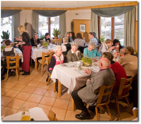 Restaurant mit Gästen